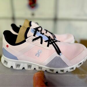 On Cloud sneaker size women’s 10